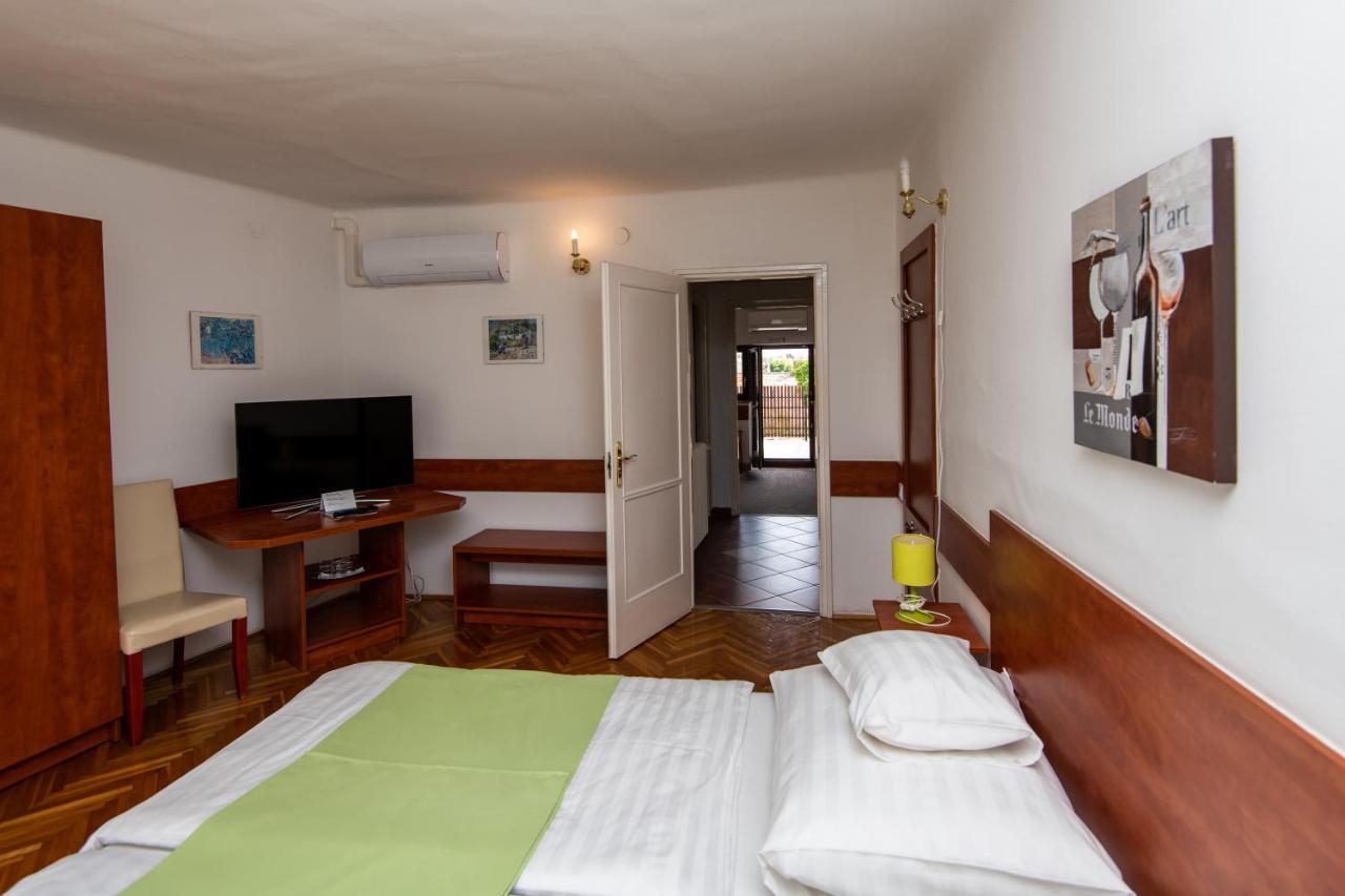 Fenyes Vinorium Bed & Breakfast Sopron Bagian luar foto