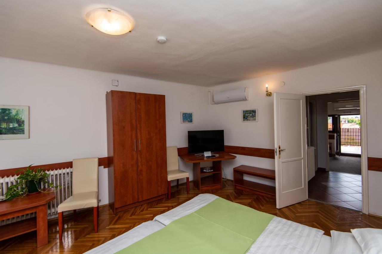 Fenyes Vinorium Bed & Breakfast Sopron Bagian luar foto