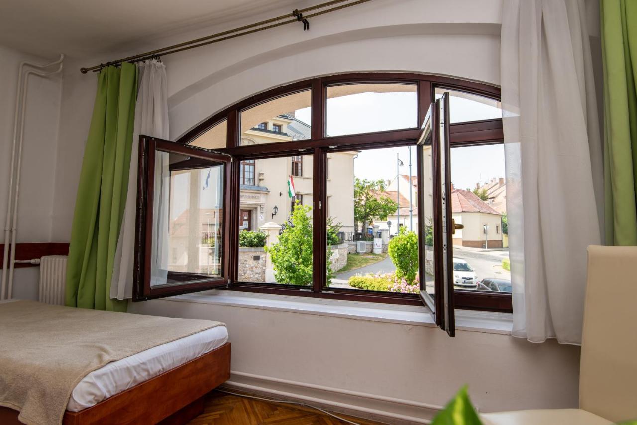 Fenyes Vinorium Bed & Breakfast Sopron Bagian luar foto